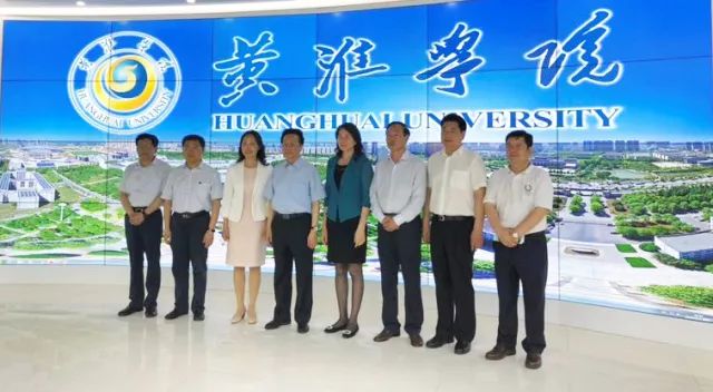 中華職業(yè)教育社理事長陳昌智、河南省副省長霍金花一行參觀展廳